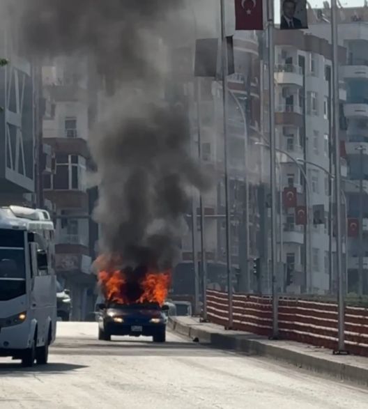 Seyir halindeki otomobil alev aldı