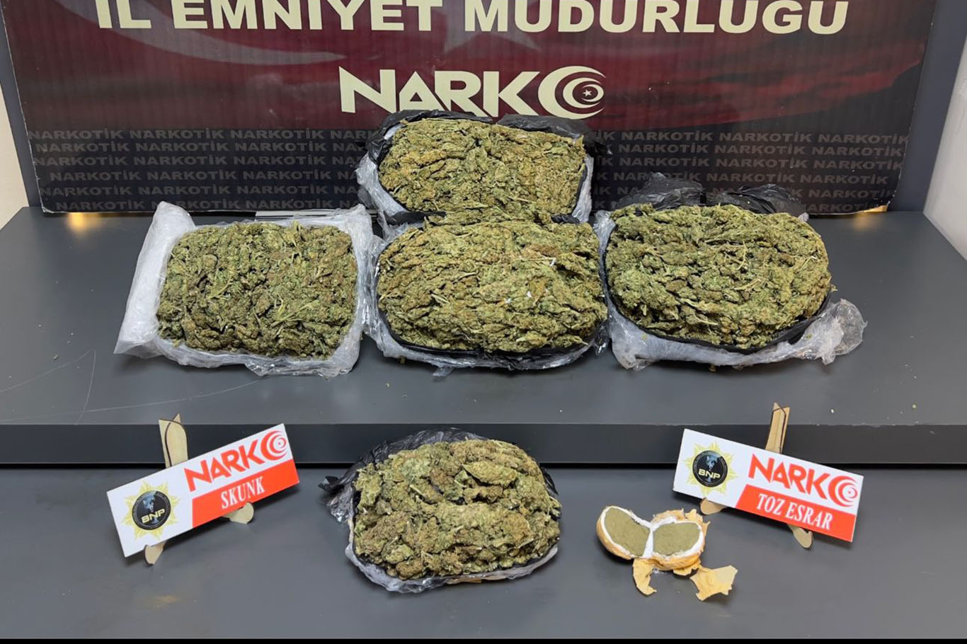 Skunk ve toz esrar ele geçirildi