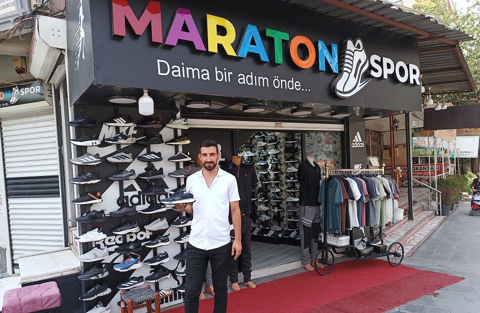 Spor ayakkabılarda indirim başlattı