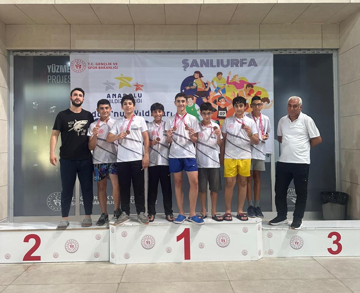 Sporcular yüzmede göz doldurdu