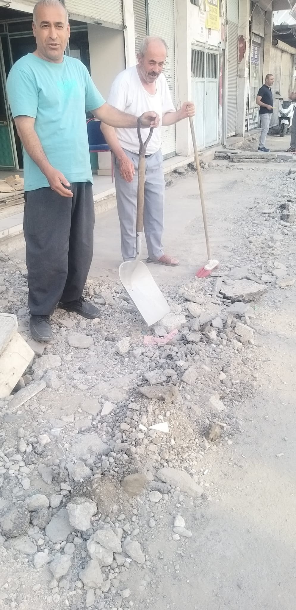 Yarım kalan kaldırım çalışmasına tepki