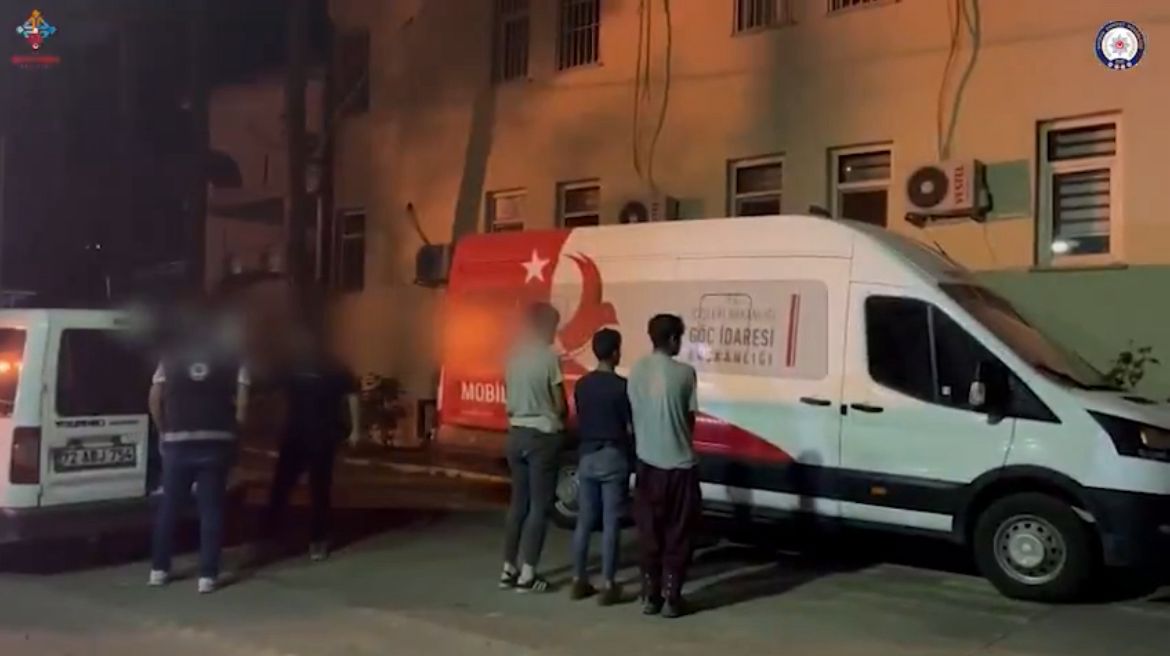 6 Düzensiz göçmen sınır dışı edildi