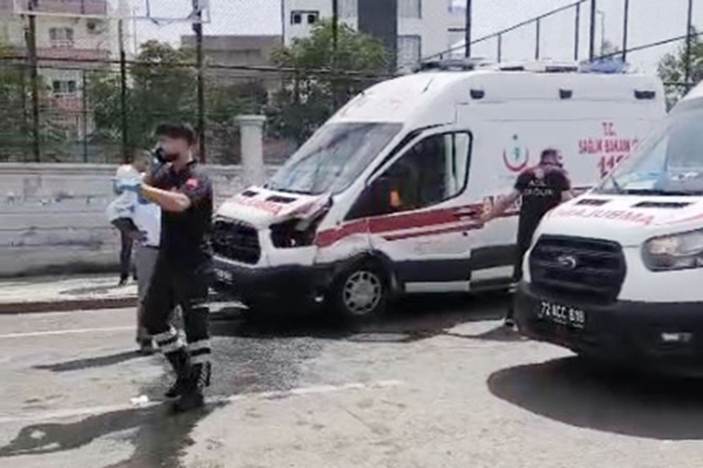 Ambulansla çarpıştı