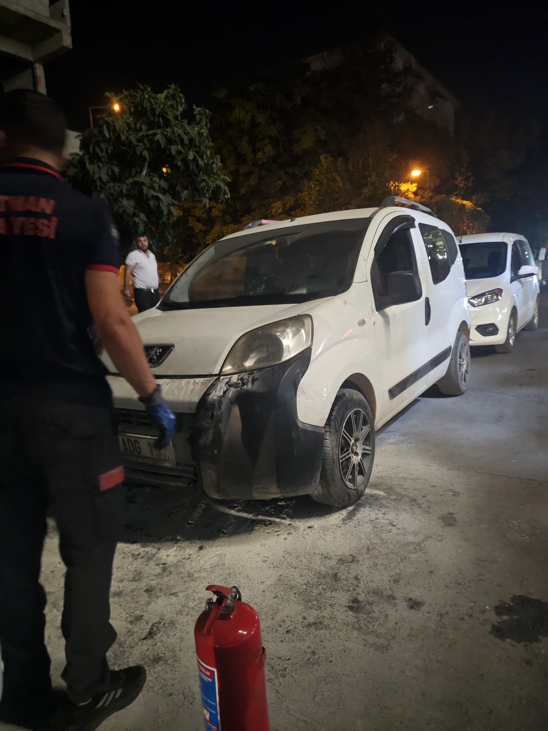 Aracı kül olmaktan kurtardılar