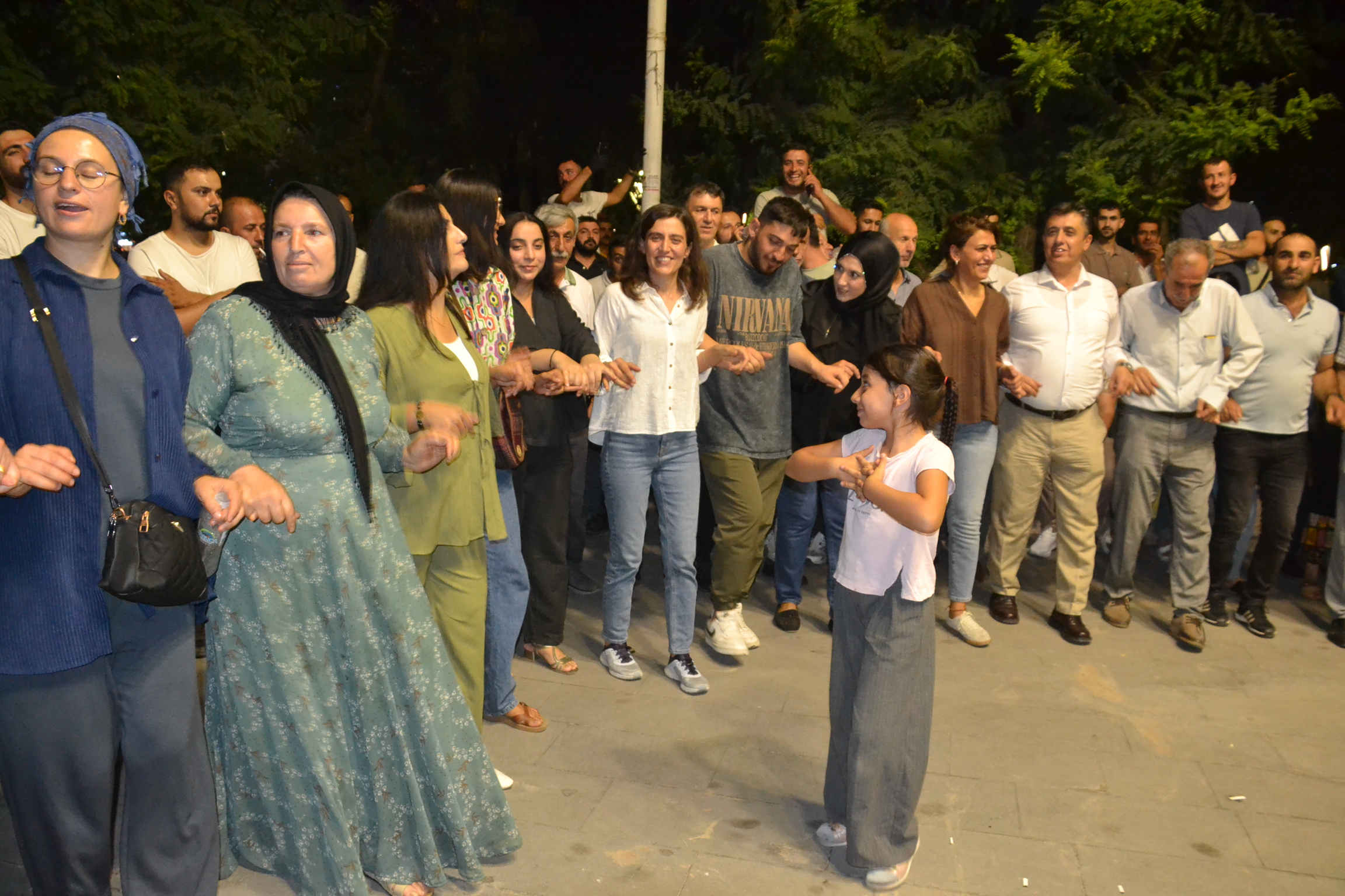 Barış ve demokrasi için halaylı yürüyüş