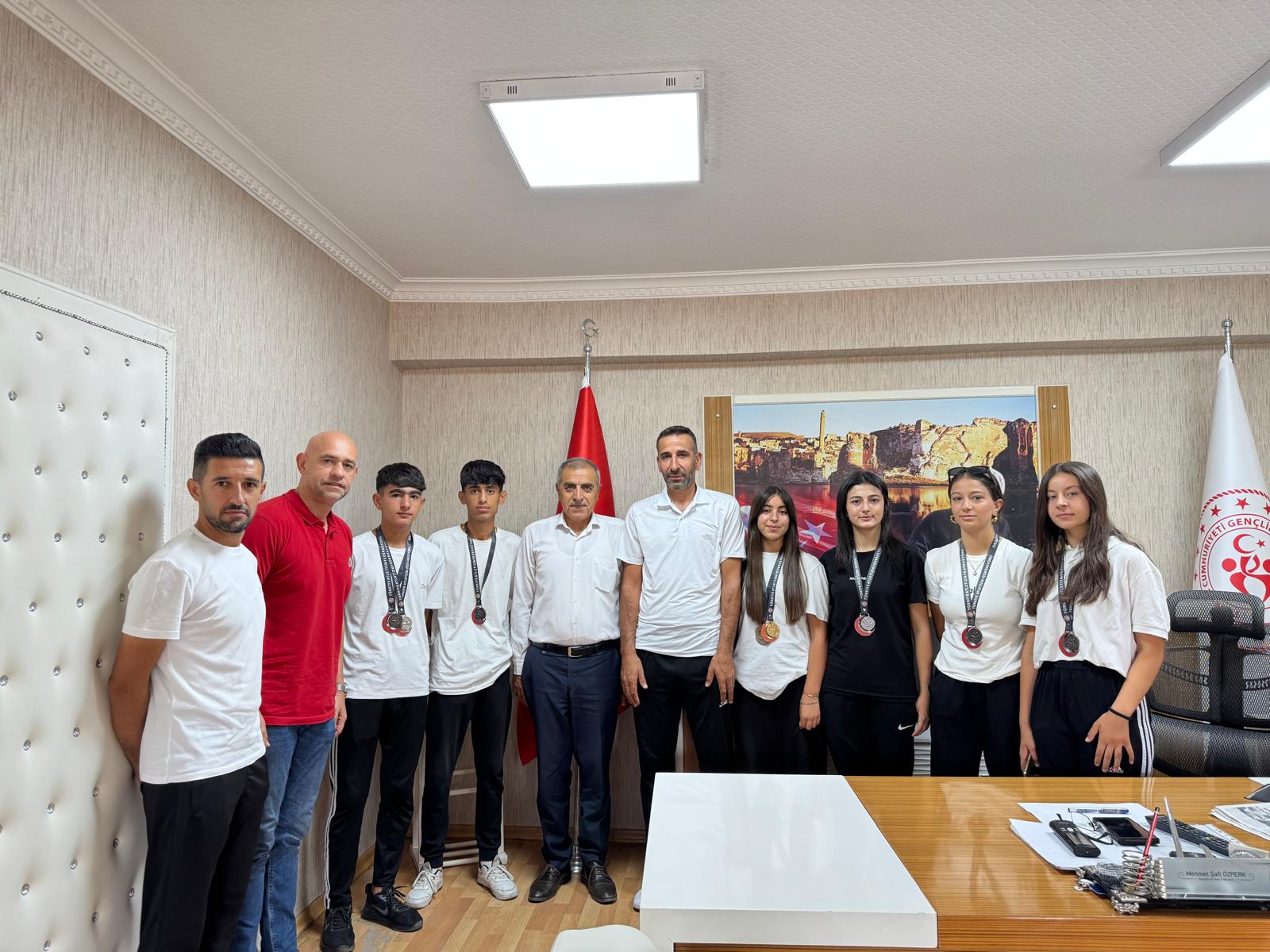 Başarılı atletlere eşofman hediyesi