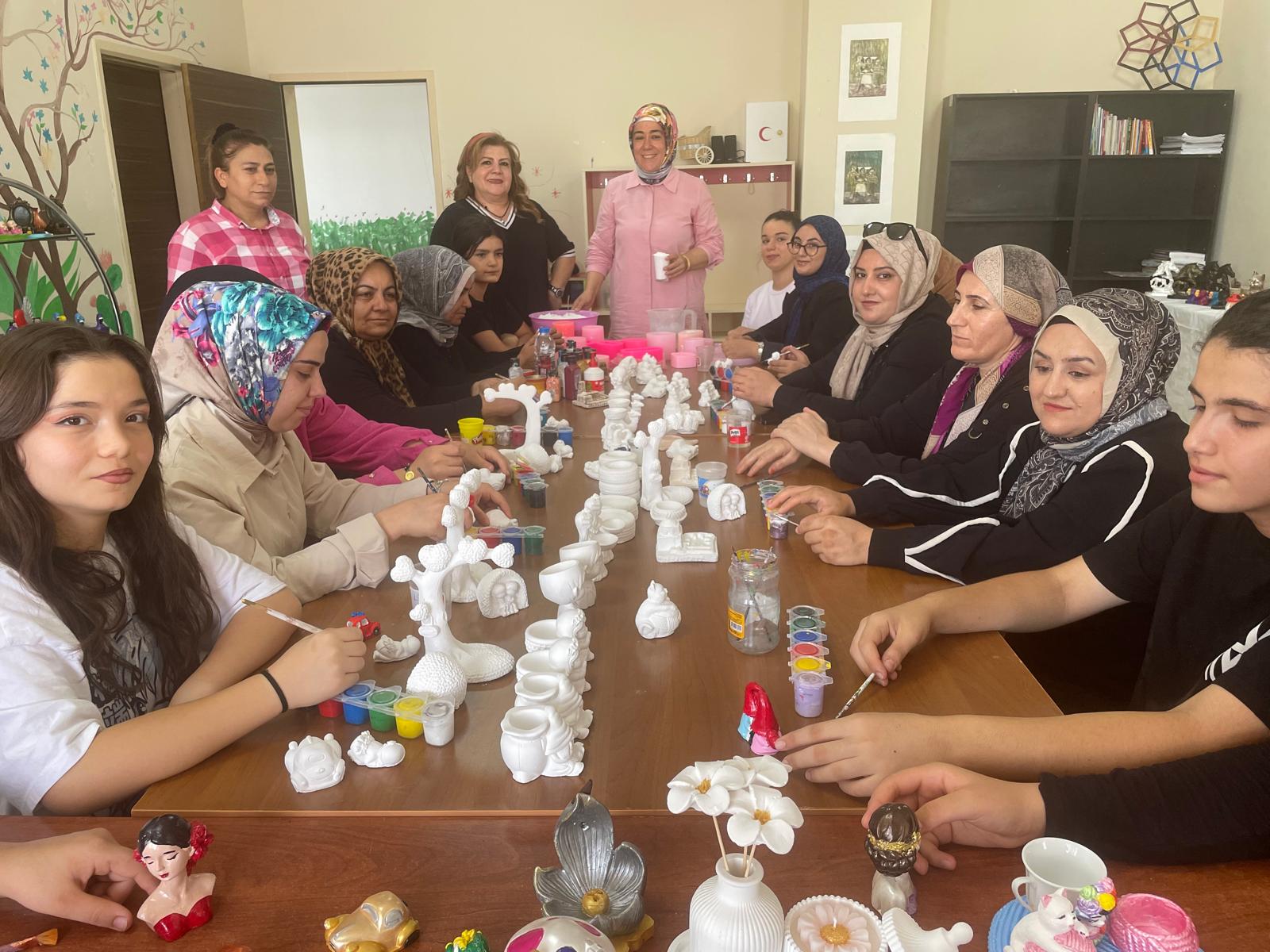 El sanatları kursunda çeyiz hazırlıyorlar
