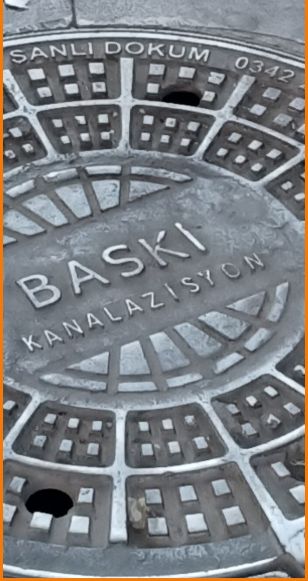 Kanalizasyon kapağında yazım şaşkınlığı