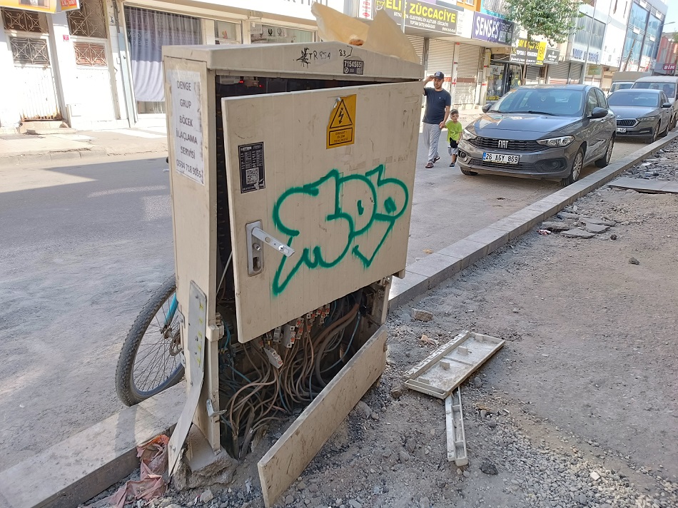 Kırık trafo tehlike saçıyor