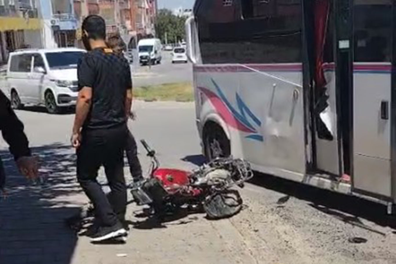 Motosiklet ile minibüs çarpıştı