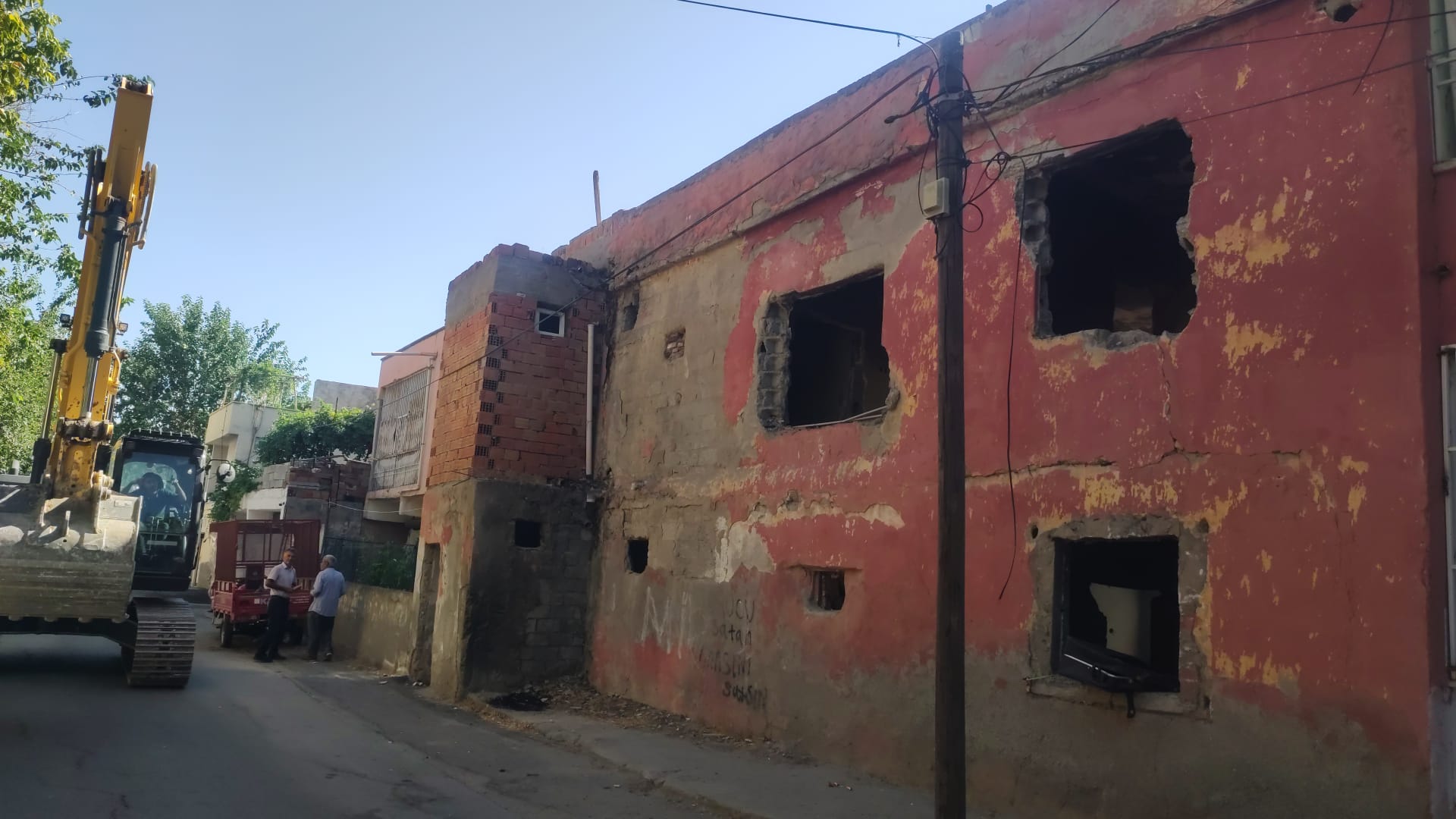 Okul yanındaki metruk bina yıkıldı