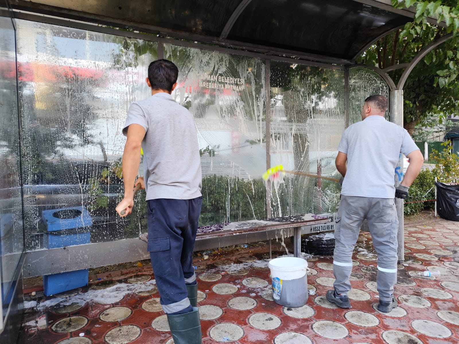 Otobüs durakları temizleniyor