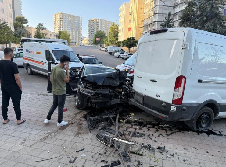 Otomobil ile minibüs çarpıştı