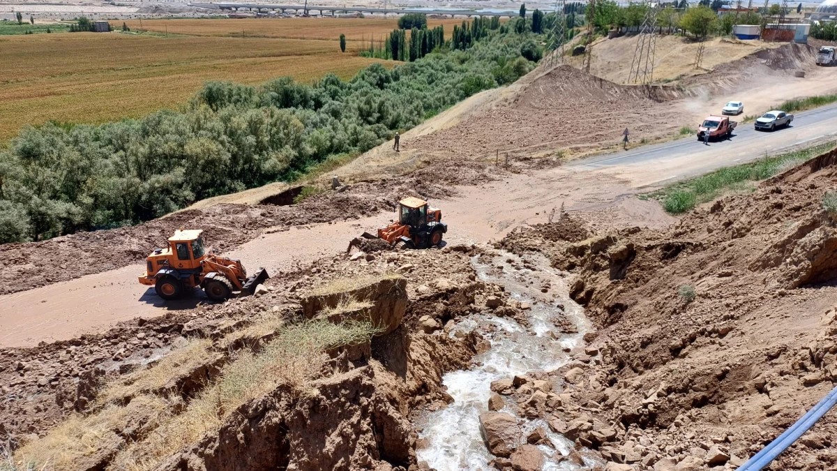 Su baskını yolu trafiğe kapattı