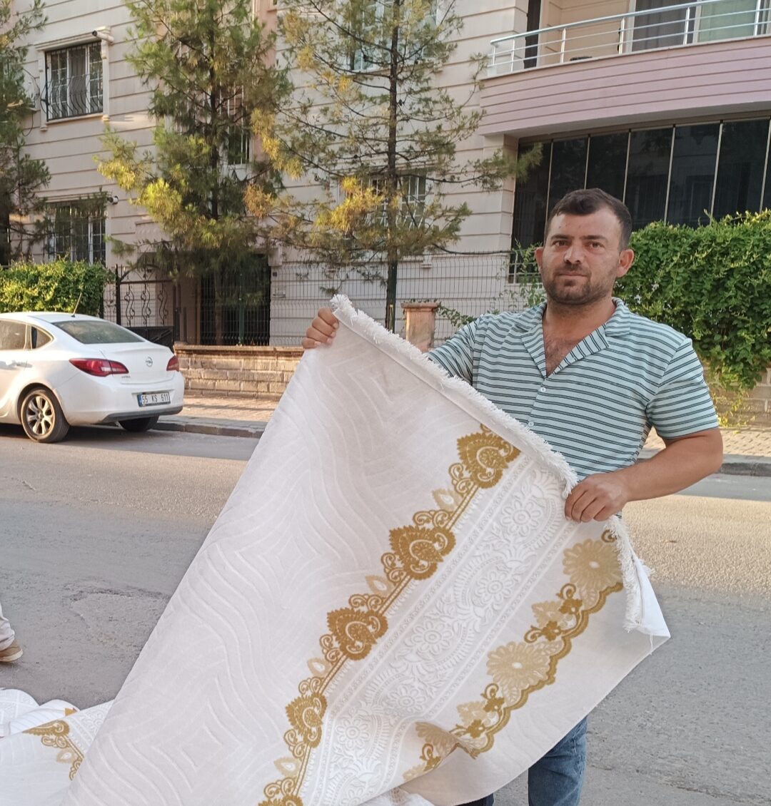Türkiye’yi dolaşarak halı satıyor