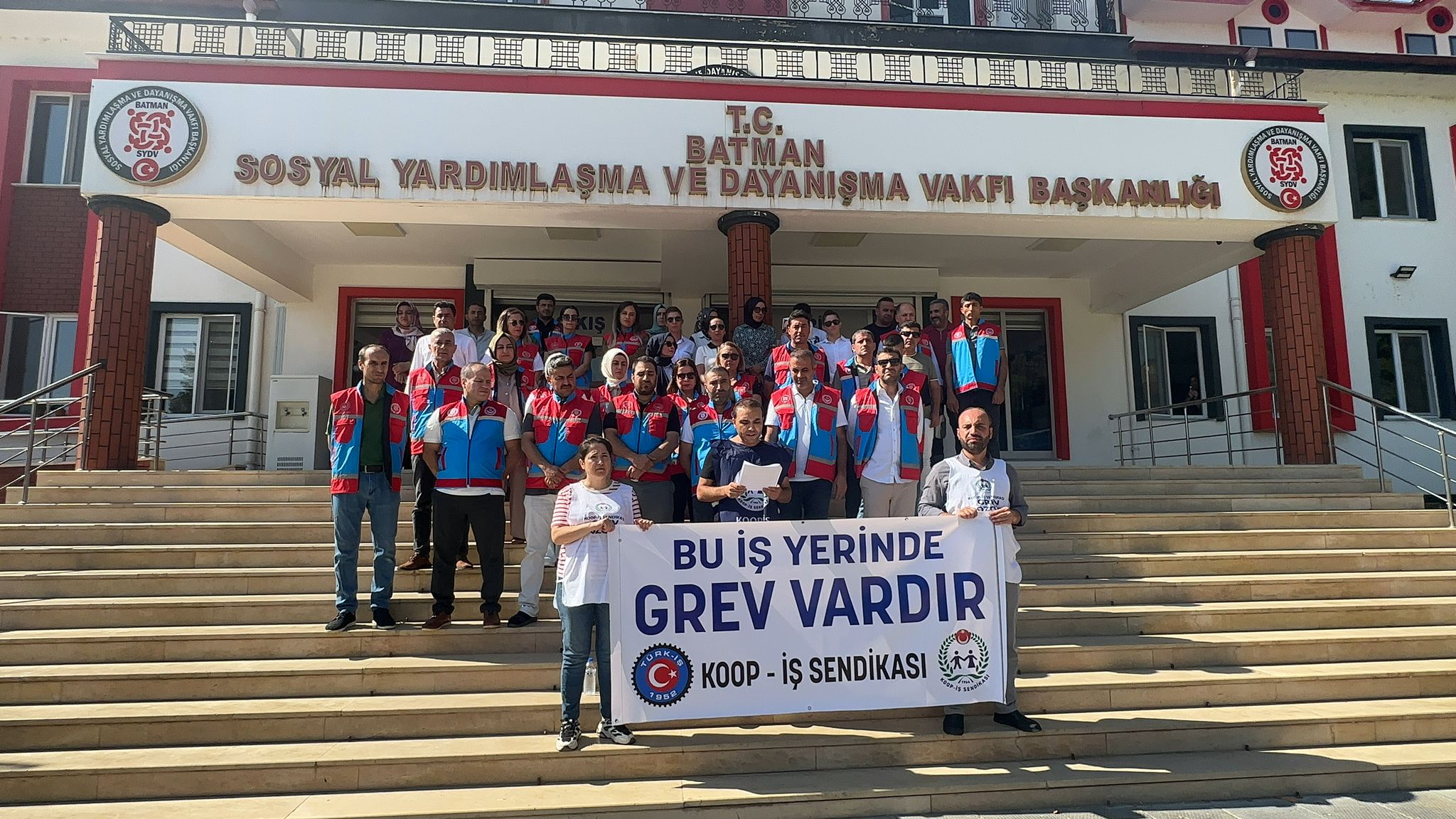 Vakıf çalışanları iş bıraktı