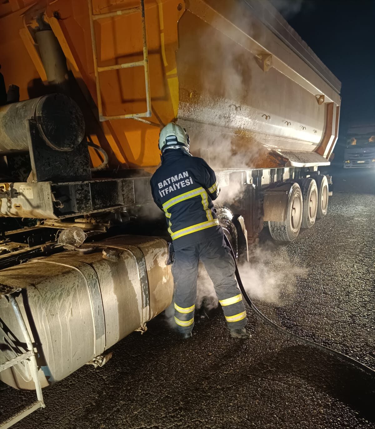 Kamyon yangını korkuttu