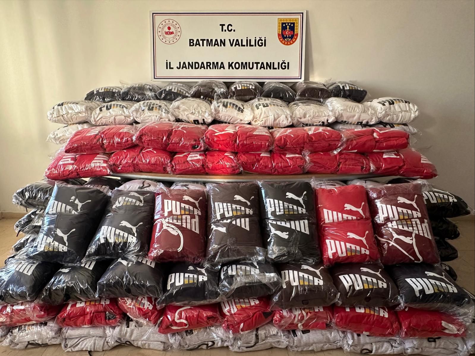 2,5 Milyonluk kaçak kıyafet operasyonu