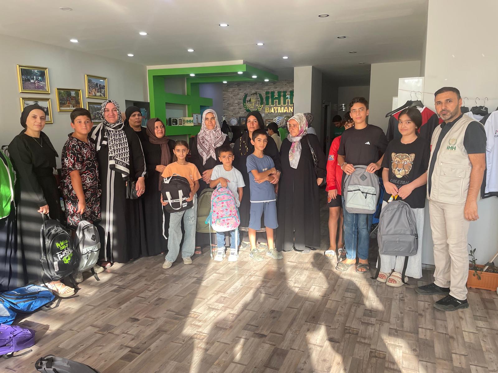 650 Yetim öğrenciye kırtasiye yardımı