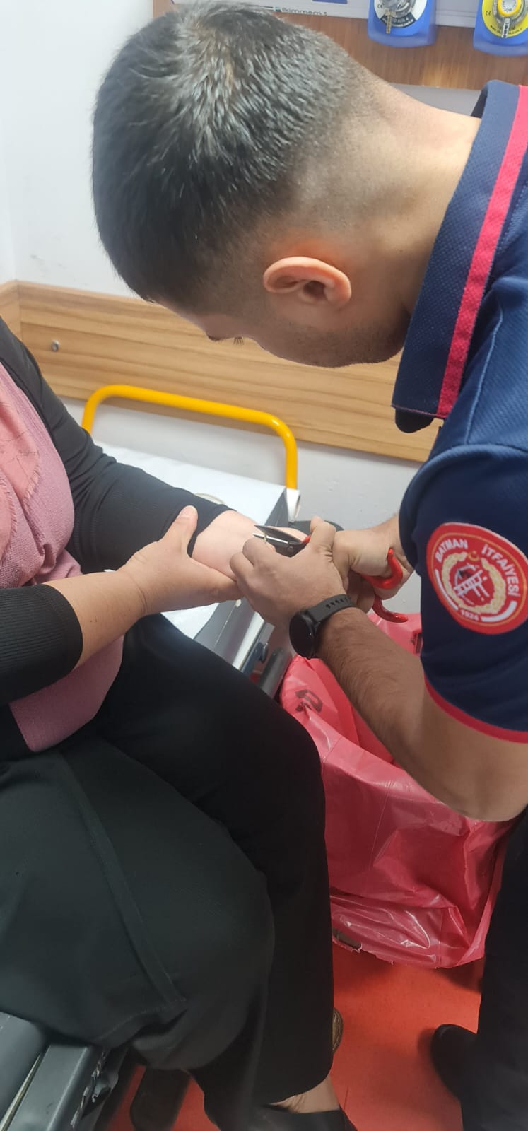 Acil serviste bilezik müdahalesi