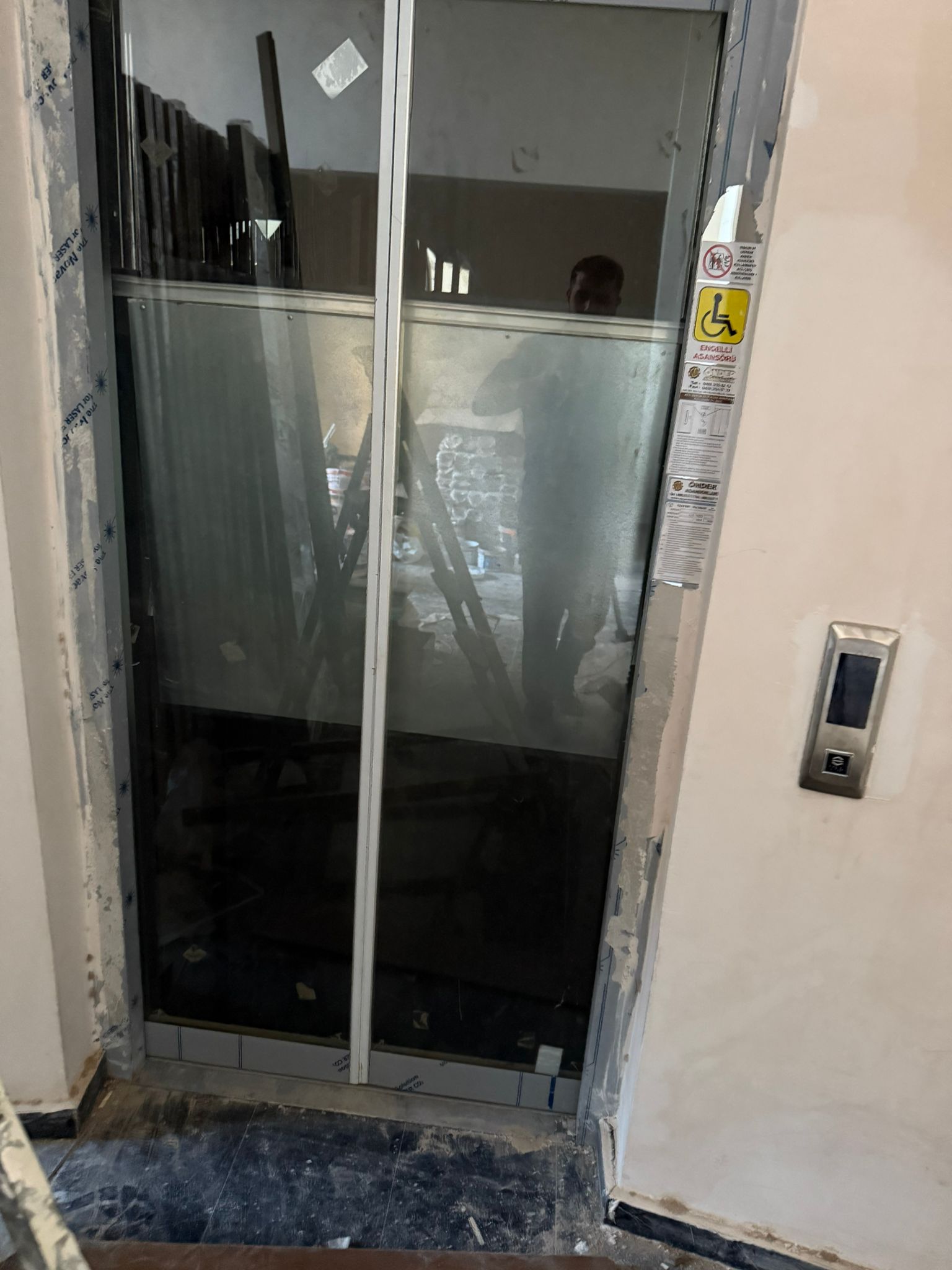 Asansörde mahsur kaldılar