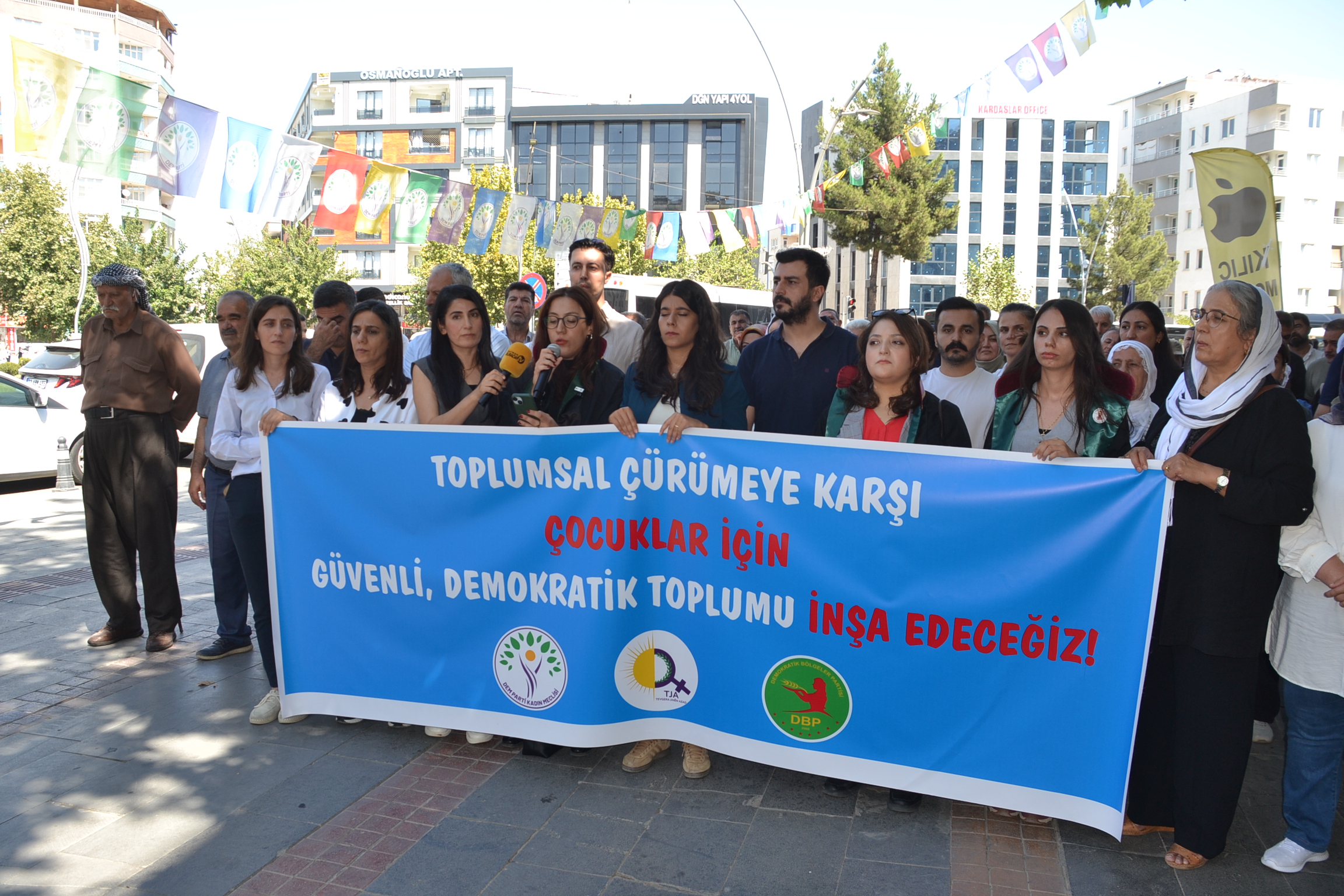 “Çocukların geleceği için buradayız”