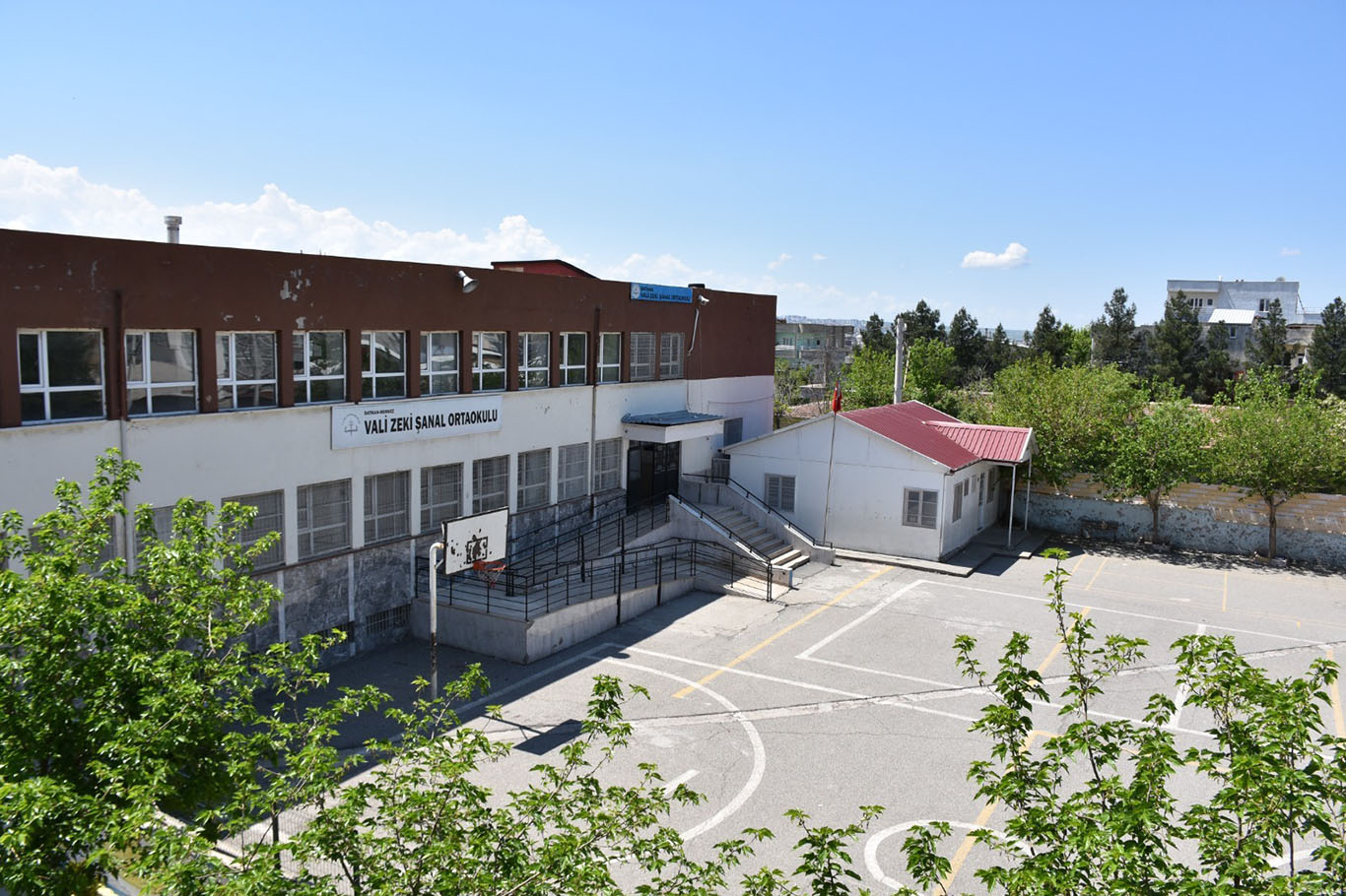 Depreme dayanıksız okul yıkılıyor