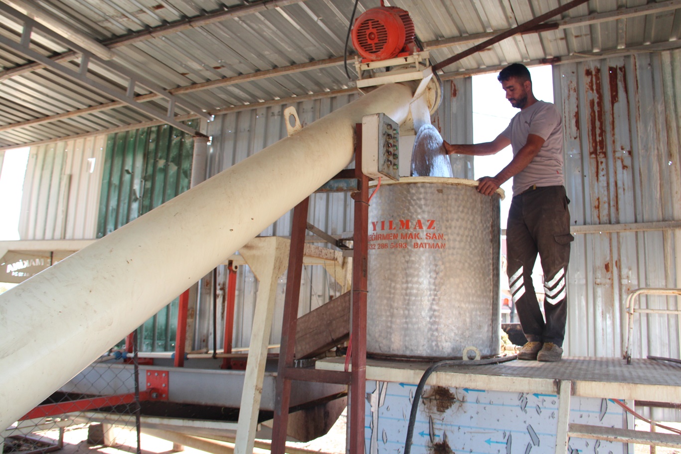 Fıstık değirmeni umutla dönüyor