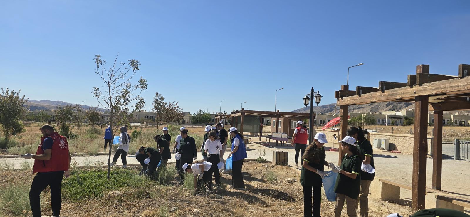 Gençler antik kenti temizledi