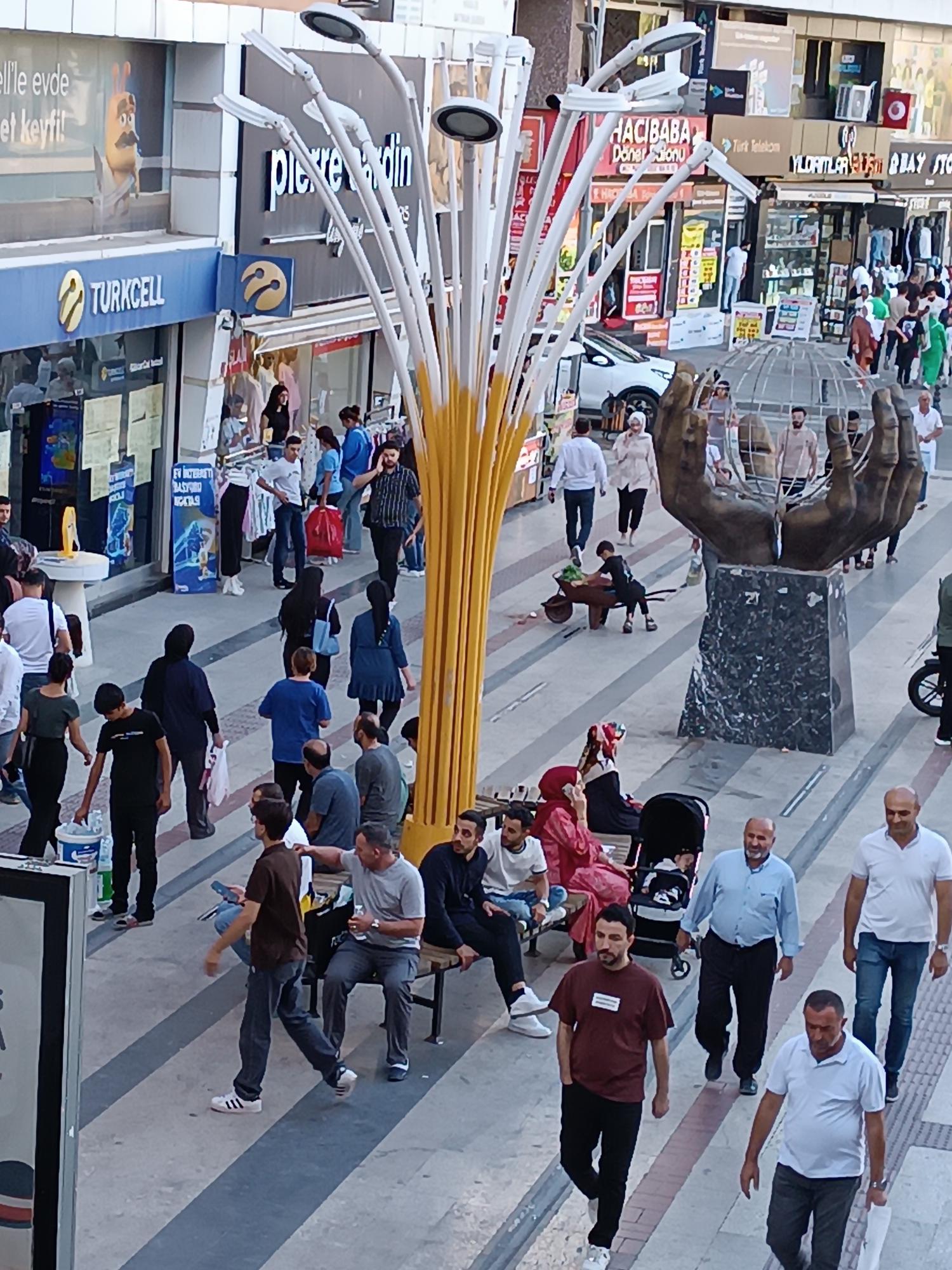 Gülistan caddesi hareketliliğini koruyor