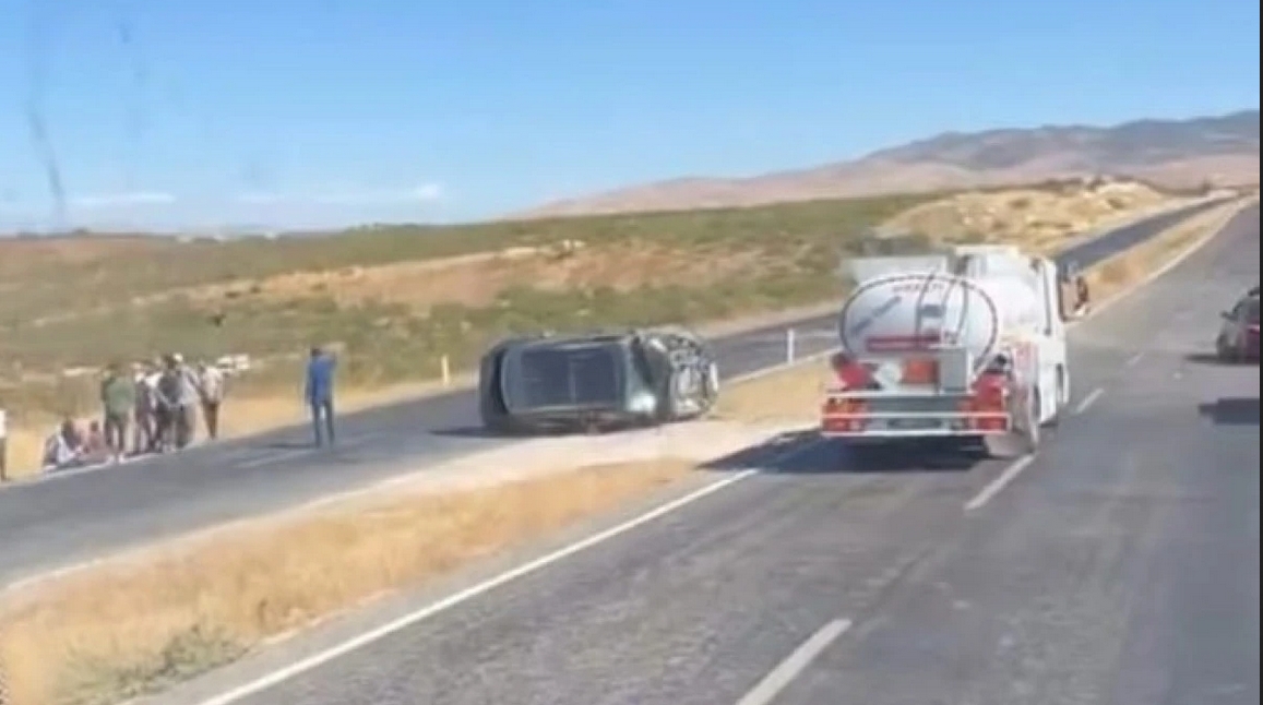 Hafif ticari araç takla attı