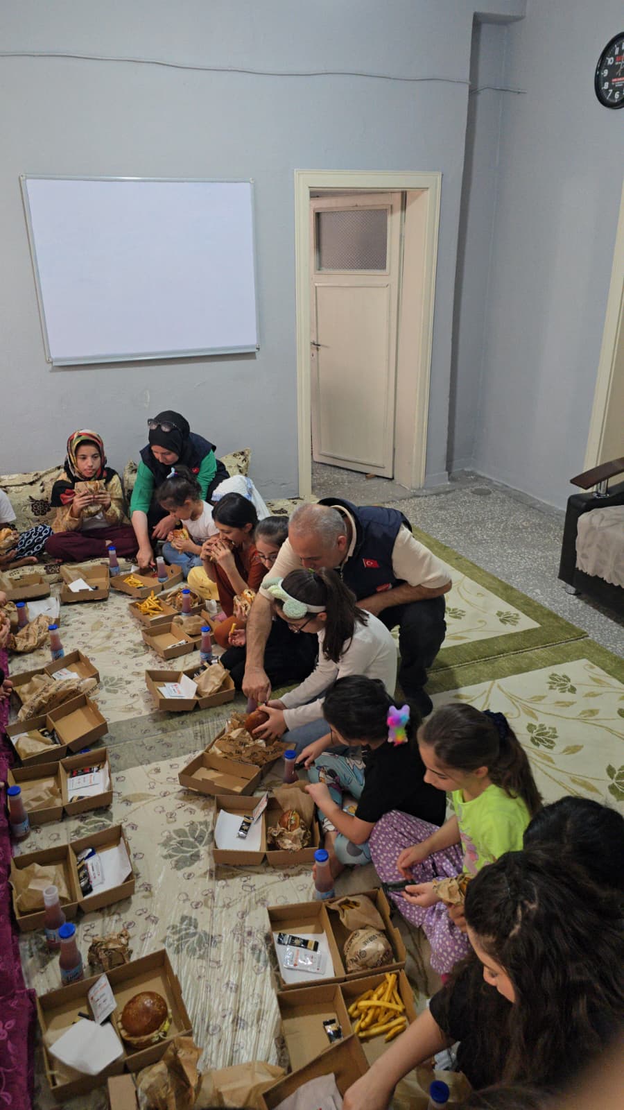 Kur’an kursu öğrencilerine anlamlı ikram