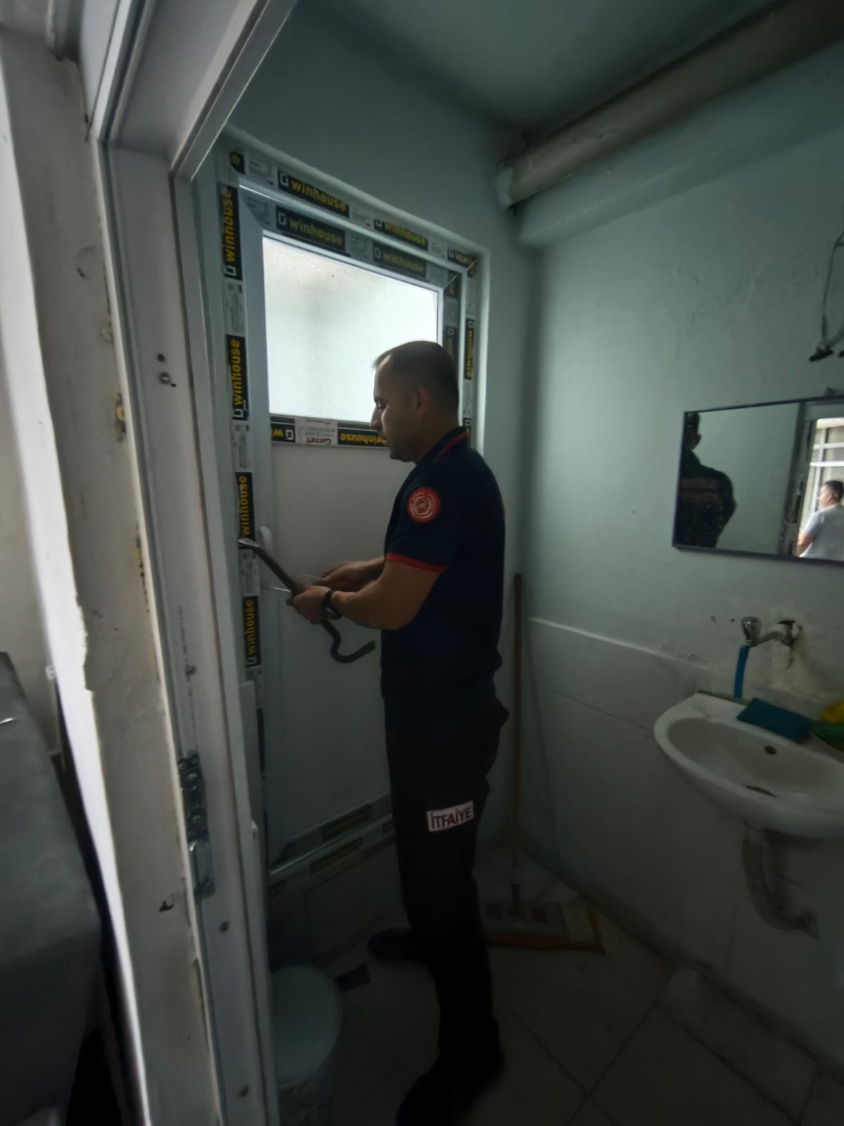 Lavaboda mahsur kaldı