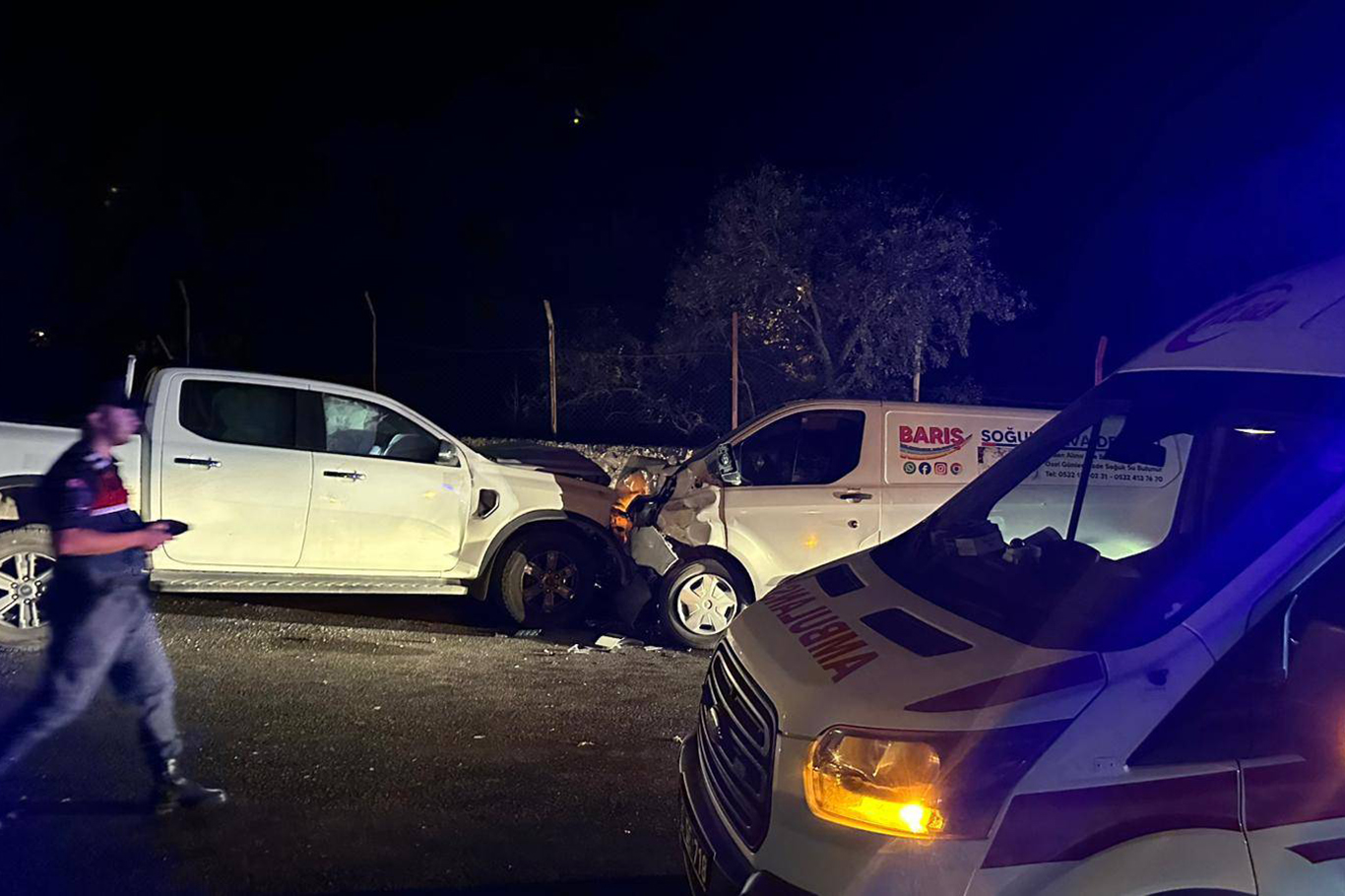 Minibüs ile pikap çarpıştı