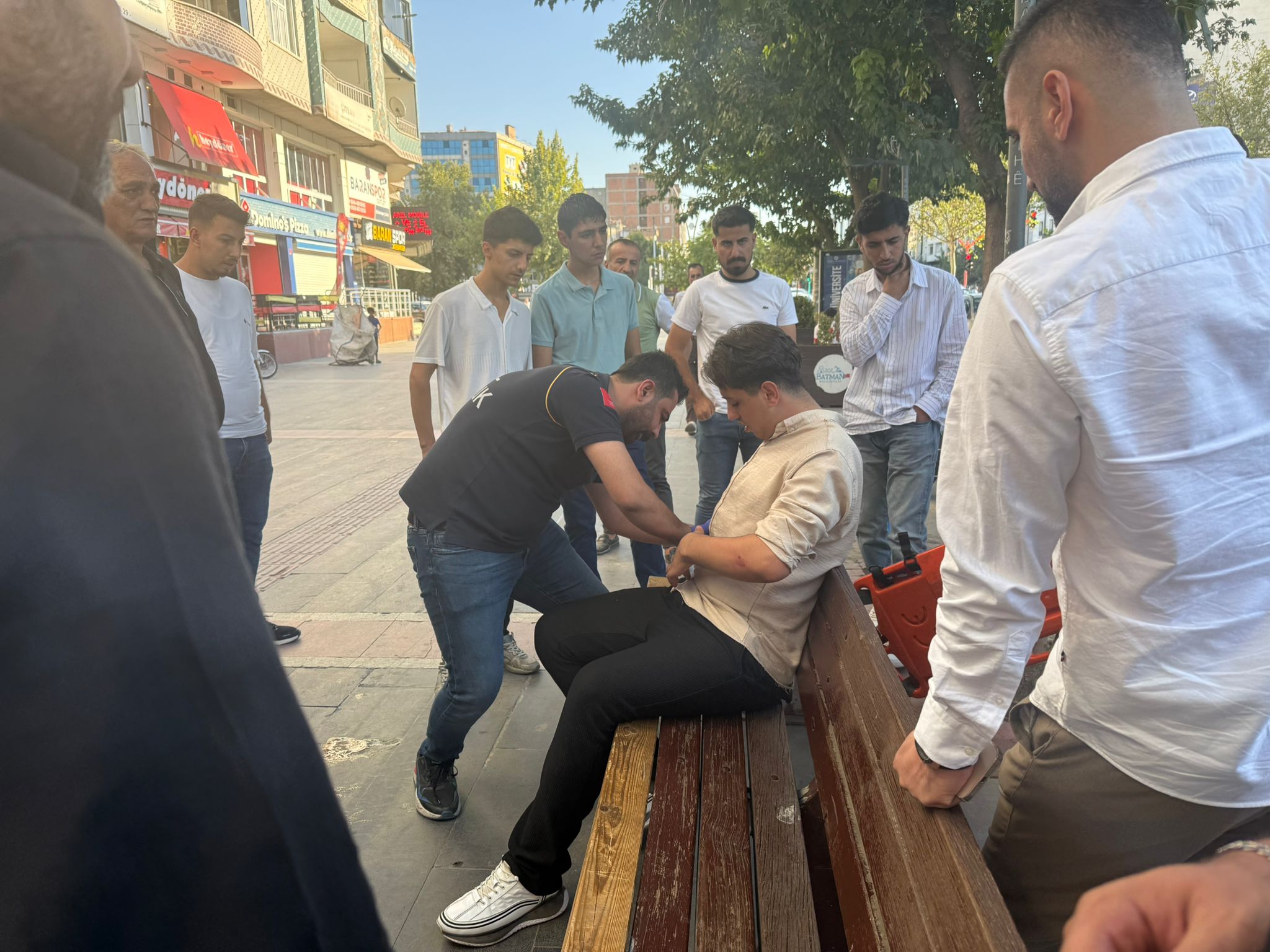 Motosikletten kaçarken araca çarptı