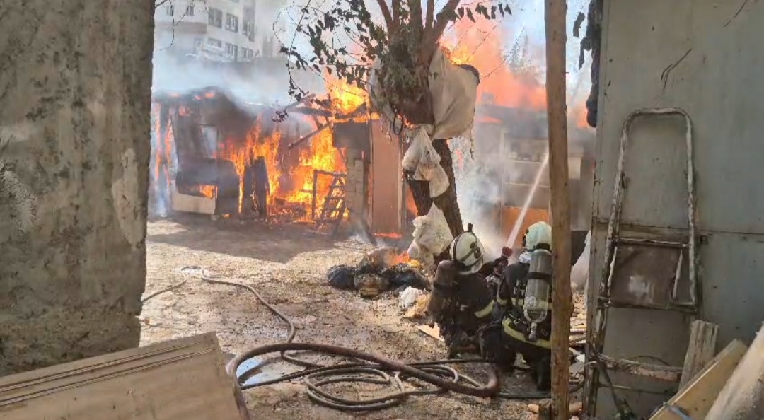 Odunluk yangını paniğe yol açtı