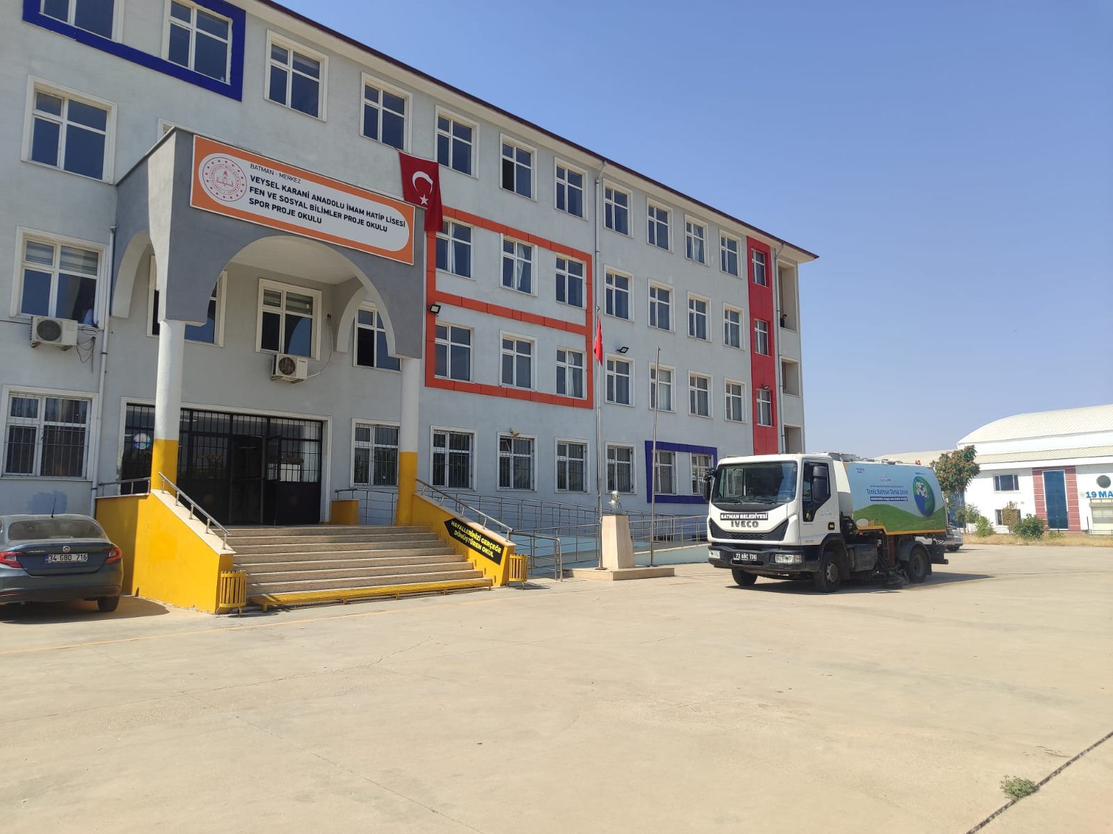 Okul etraflarında temizlik çalışması