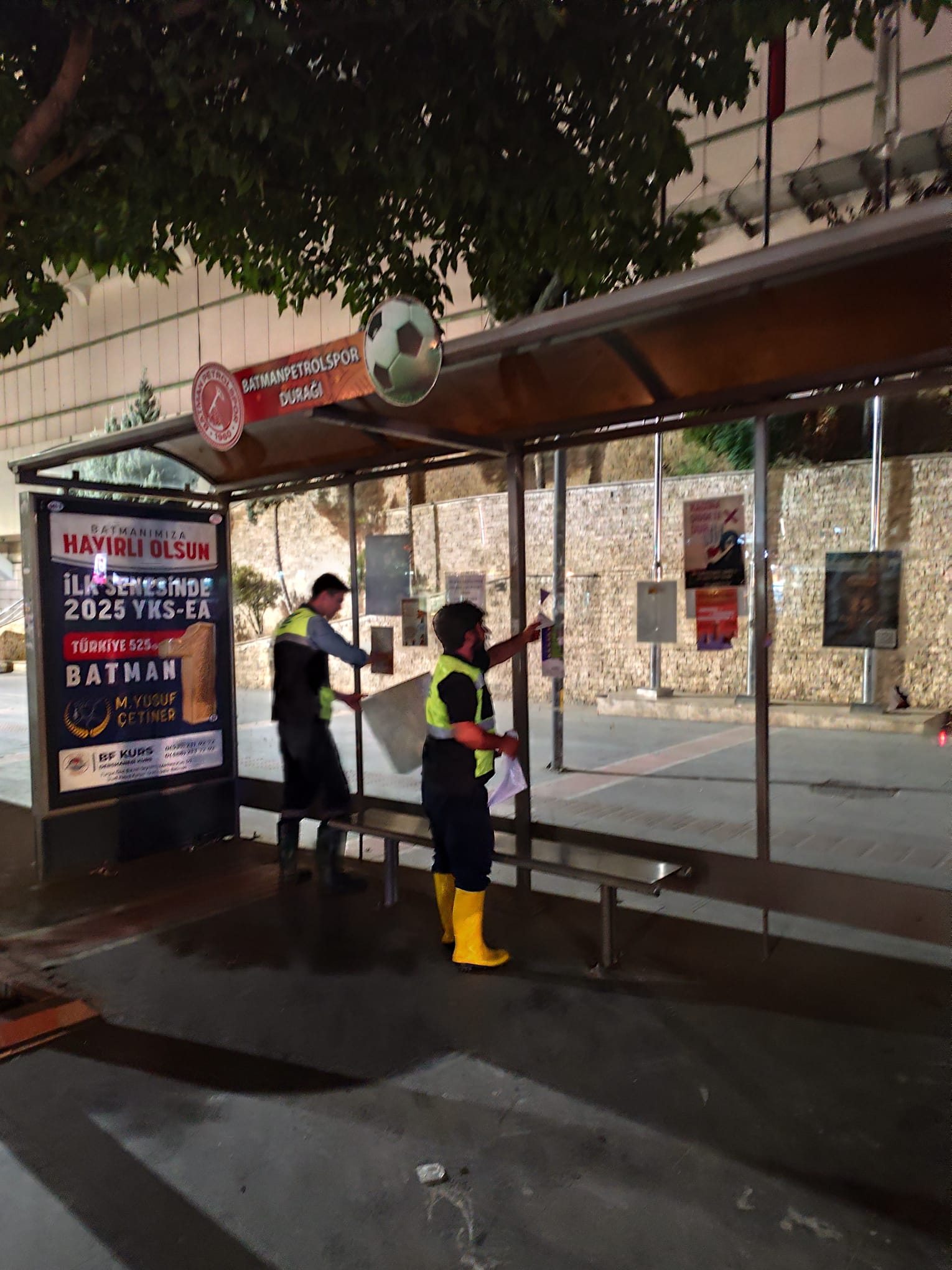 Otobüs duraklarına genel temizlik