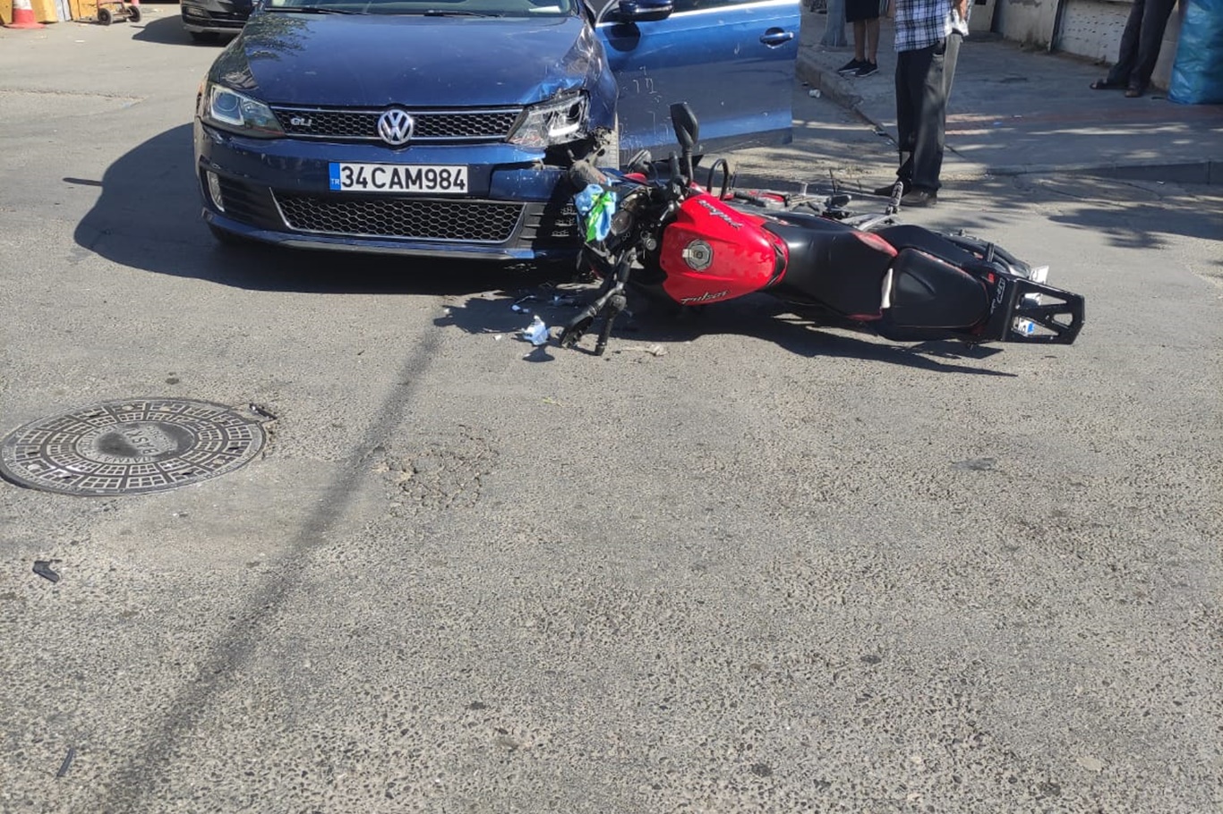 Otomobil ile motosiklet çarpıştı