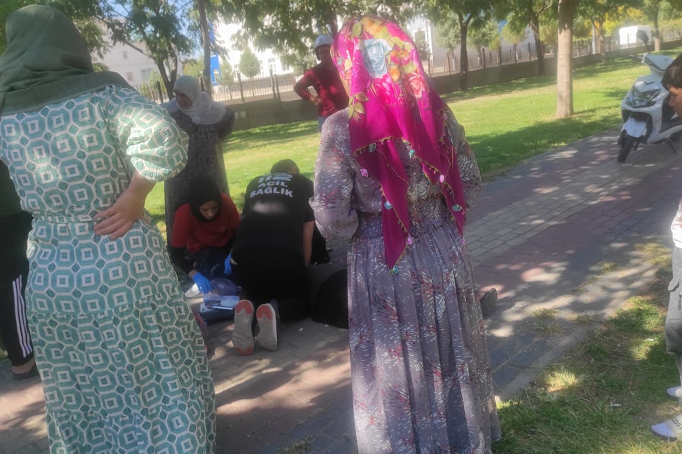 Parkta kalp krizi geçirdi