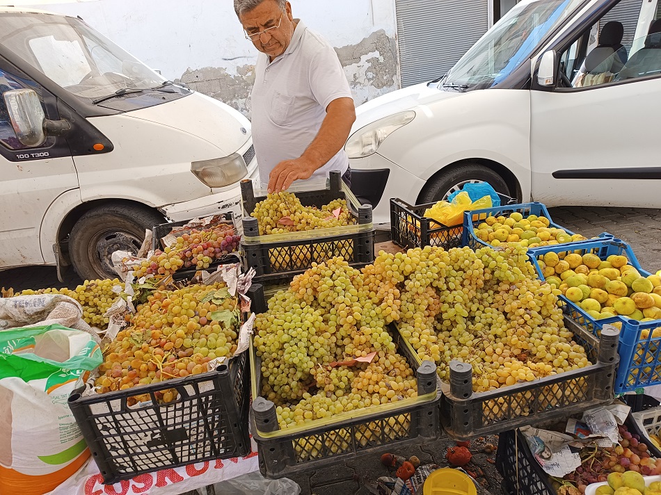 Pazar üzümlerle renklendi