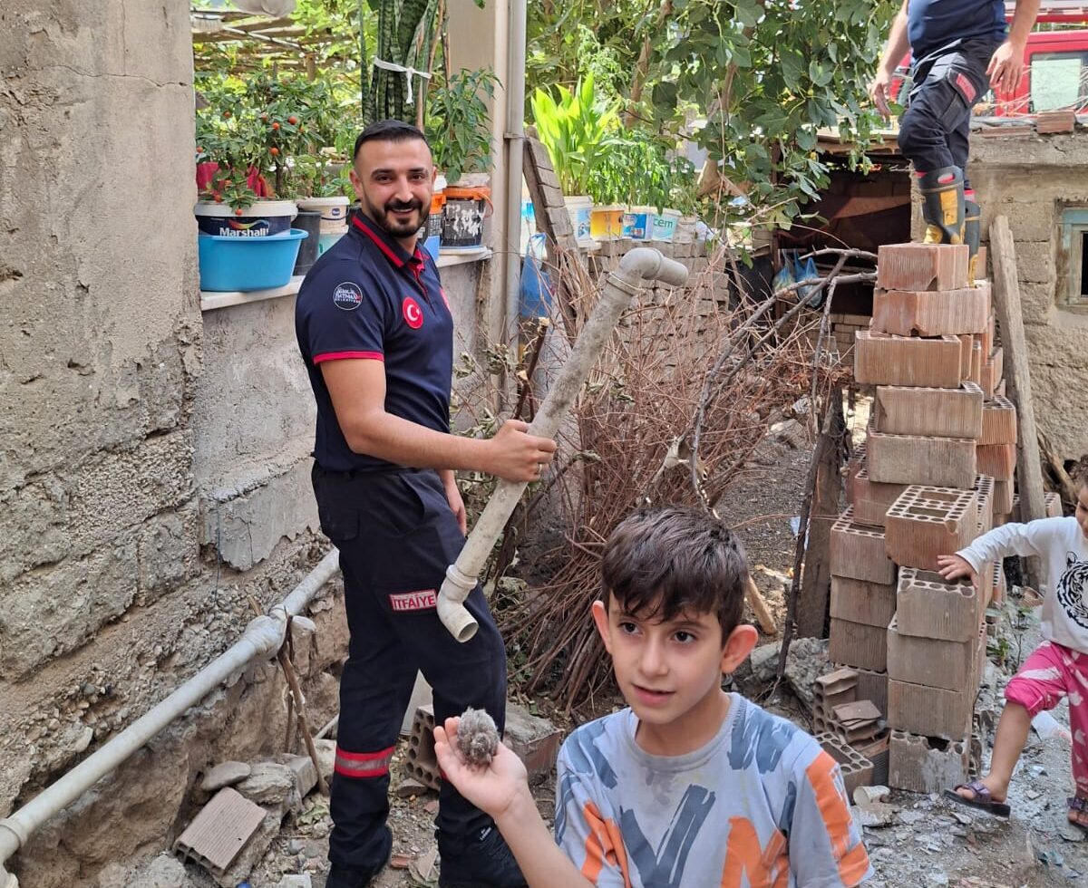 Sıkışan kuş kurtarıldı