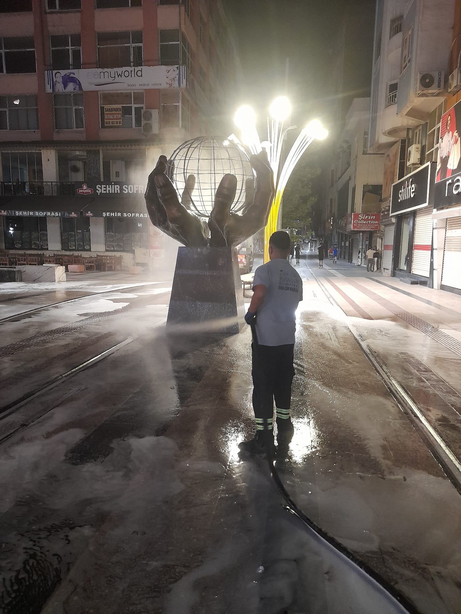 Sokaklar köpüklü su ile yıkandı