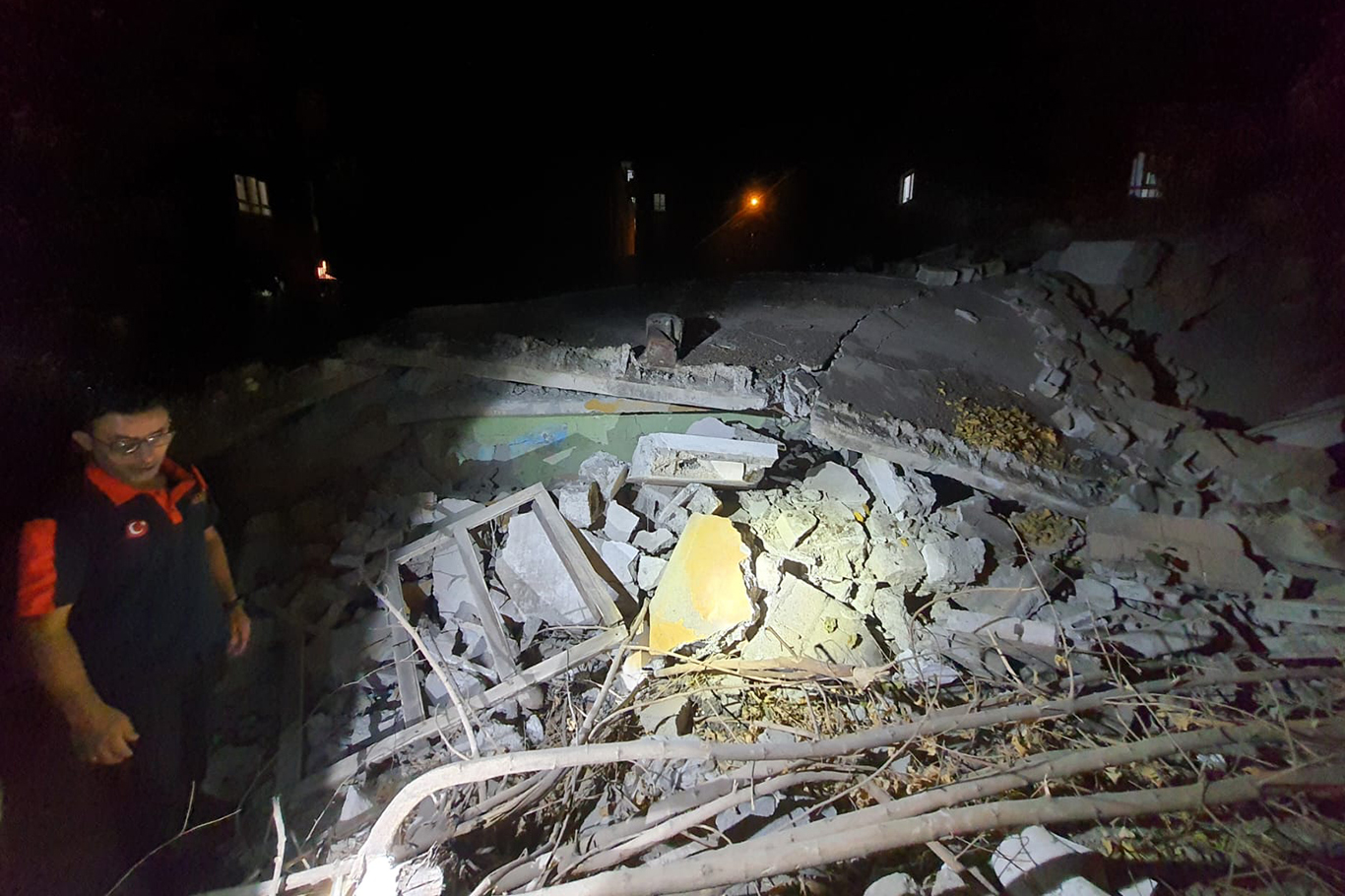 Terk edilmiş bina çöktü