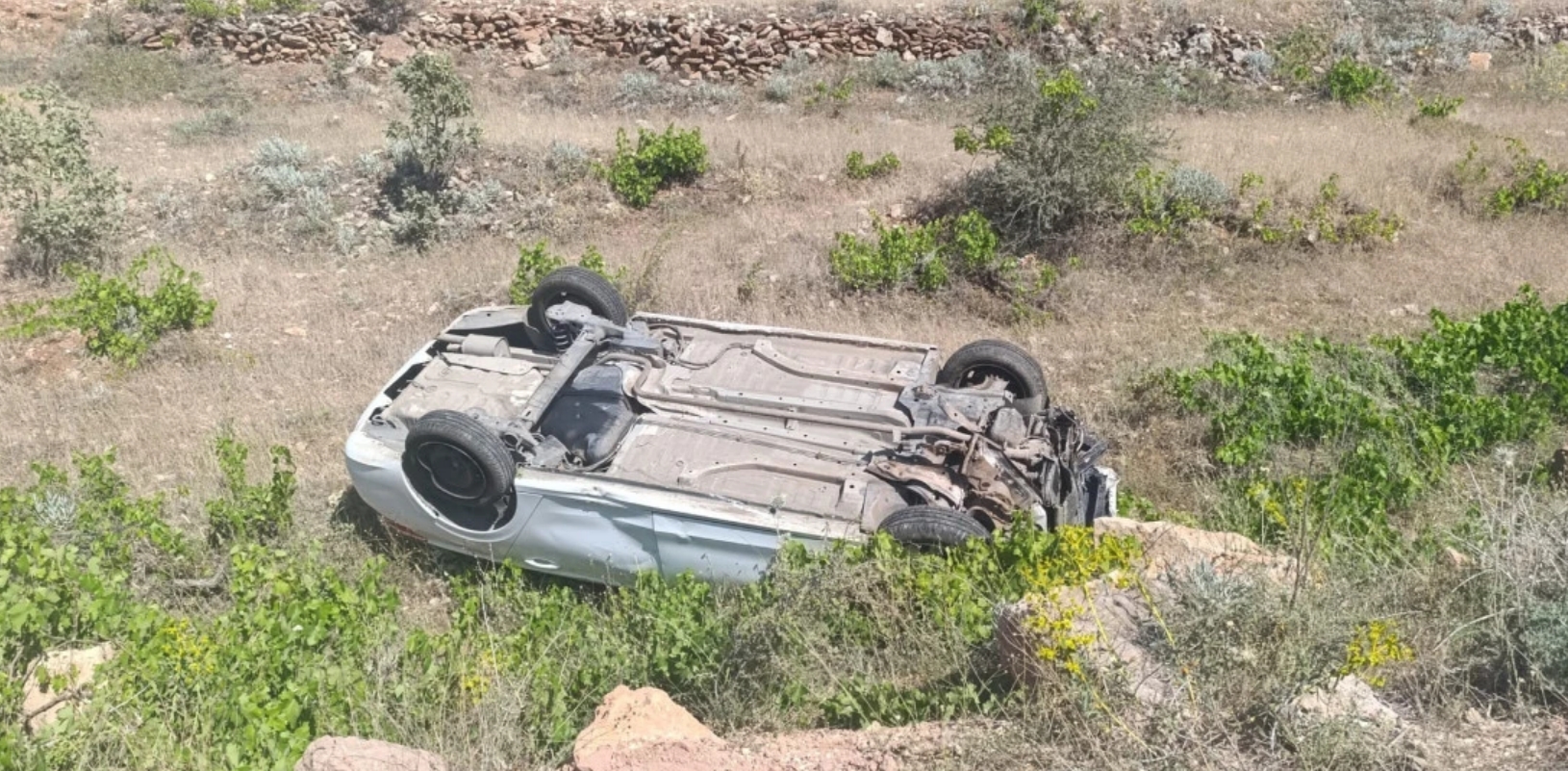 Virajı alamayınca takla attı