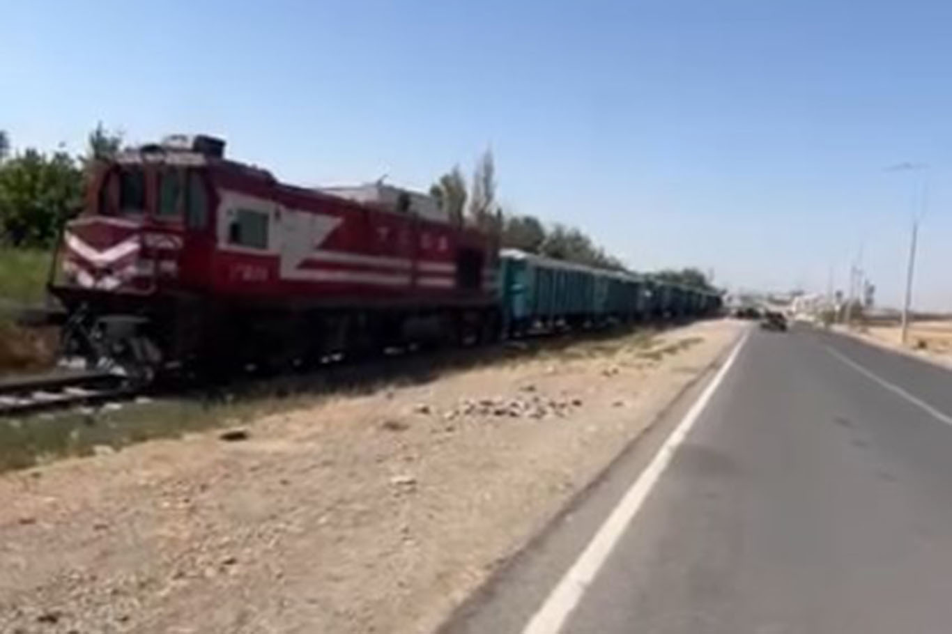 Yük treni araçla çarpıştı