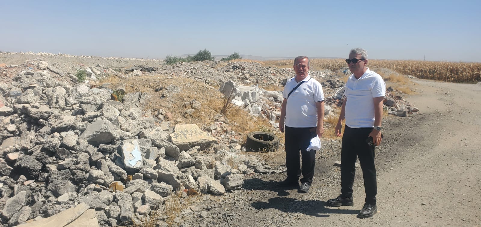 Yüzlerce kamyon çöp çaya dökülüyor!