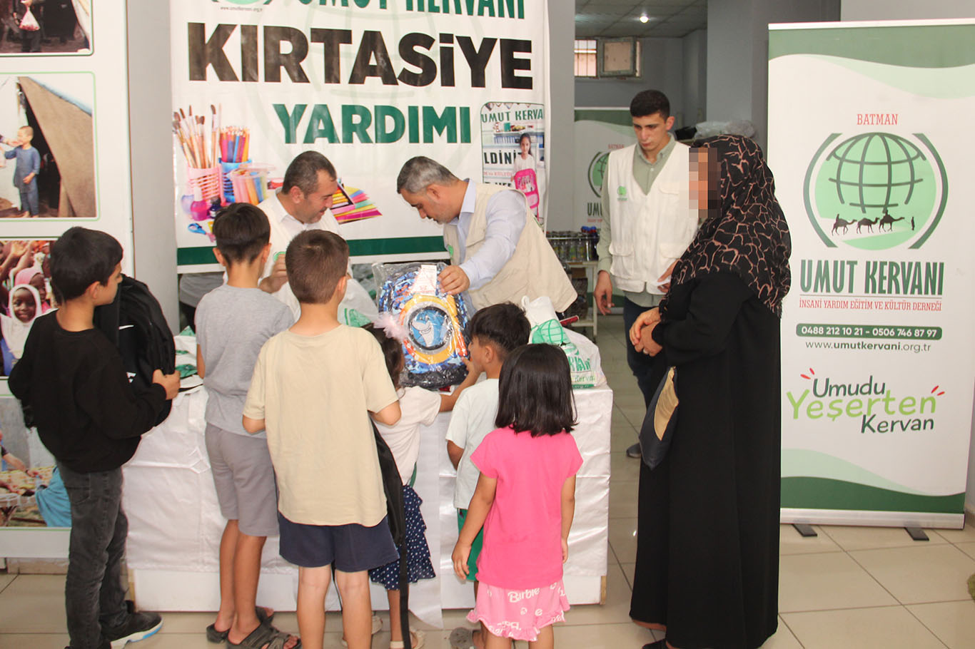 Yüzlerce öğrenciye kırtasiye yardımı