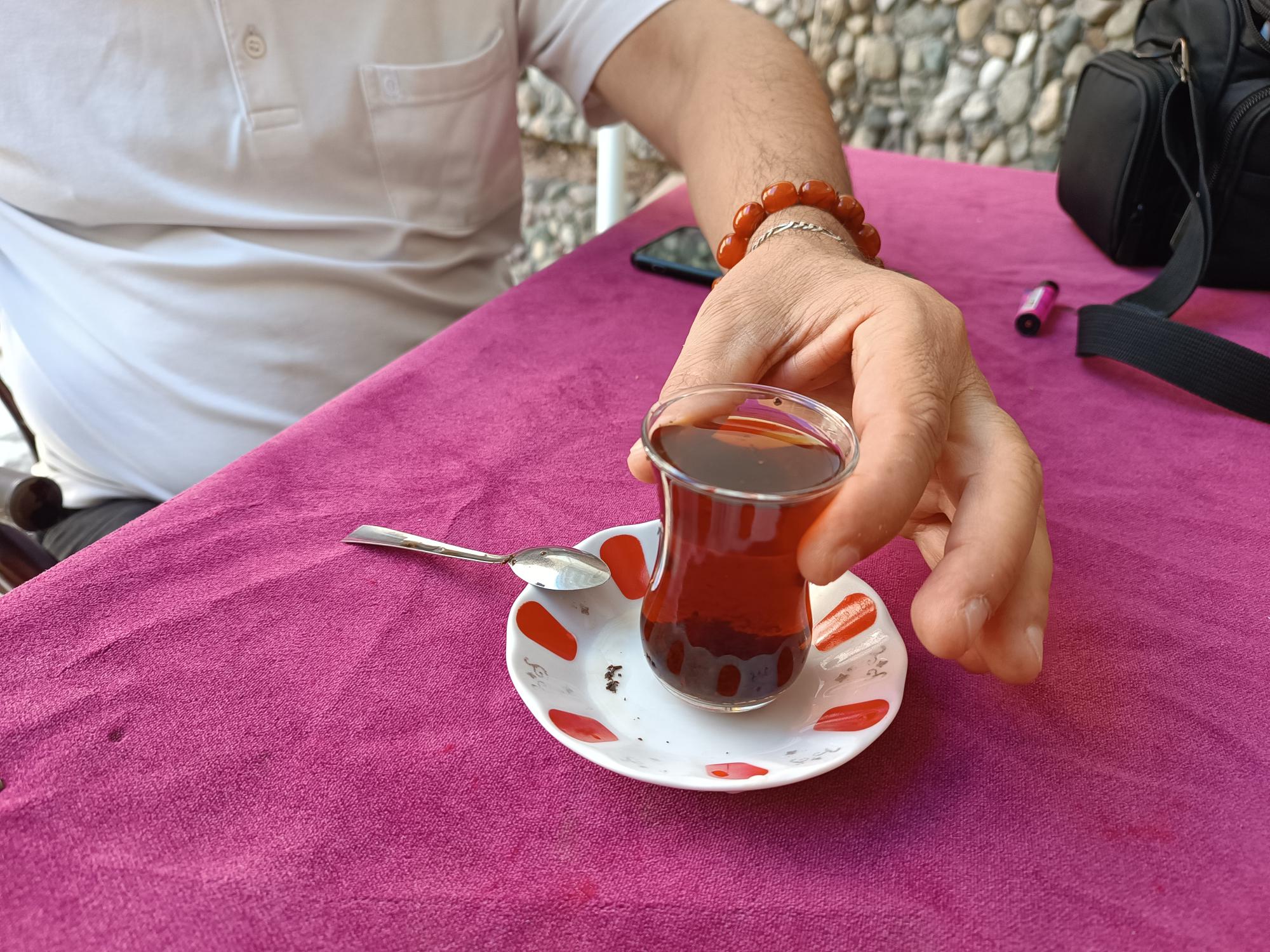 38 Yıldır ufak bardakta çay içiyor