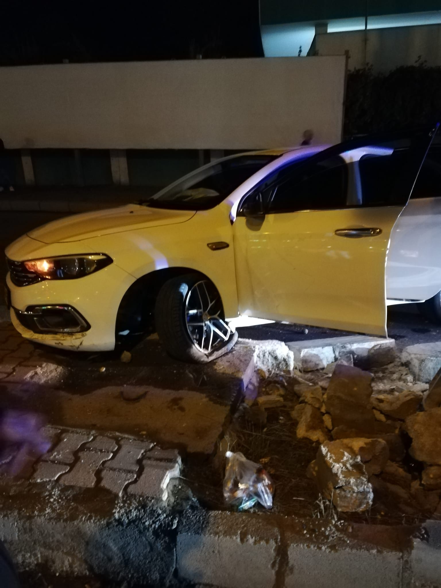 Araç orta refüje çarptı